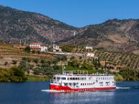 Die Douro Prince vor der Kulisse der Quinta Senhora da Ribeira